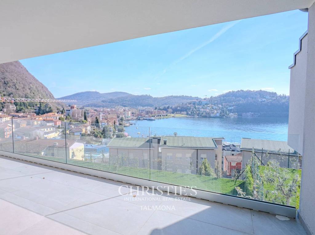 appartamento in vendita a Laveno-Mombello in zona Laveno