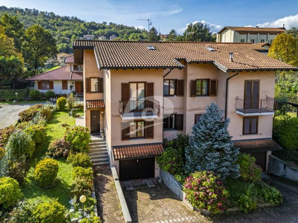 casa indipendente in vendita a Laveno-Mombello in zona Laveno