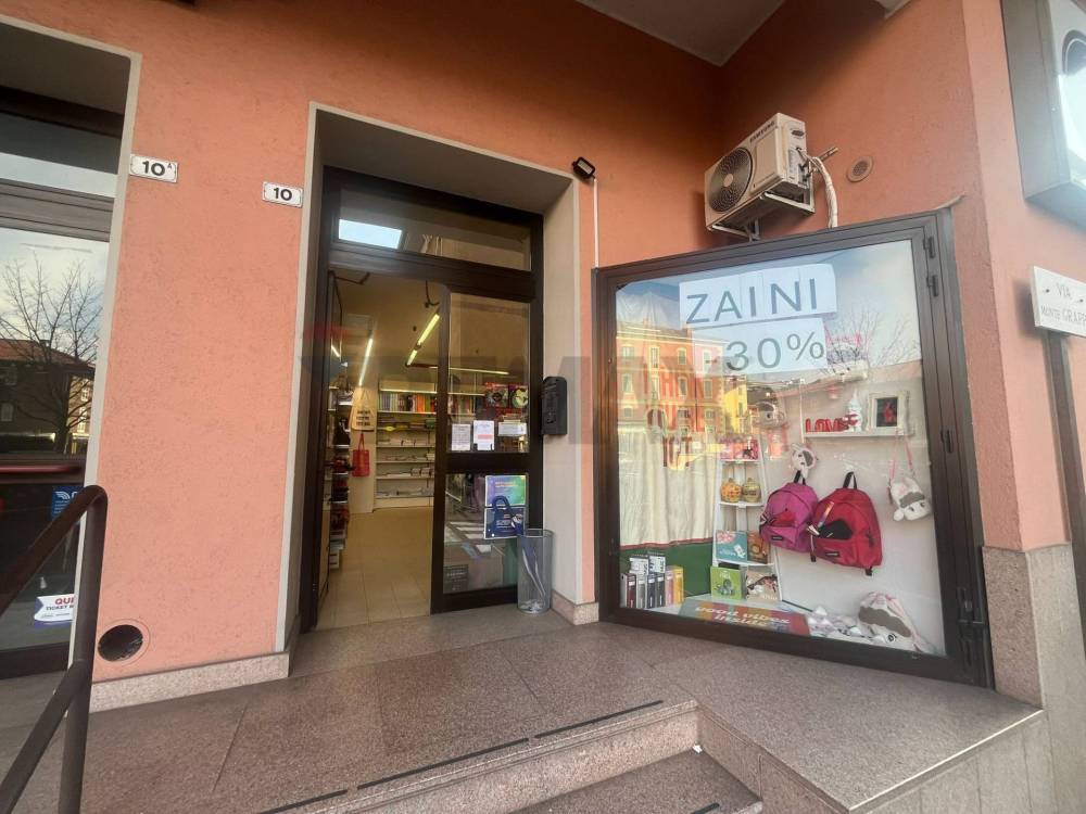 negozio in vendita a Laveno-Mombello in zona Laveno