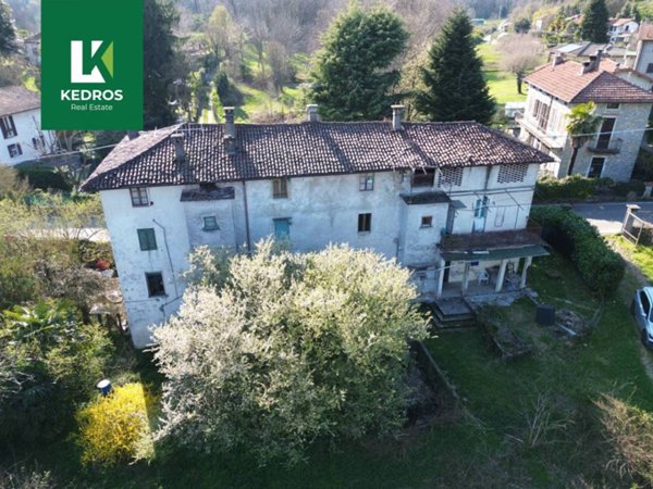 casa indipendente in vendita a Laveno-Mombello in zona Mombello