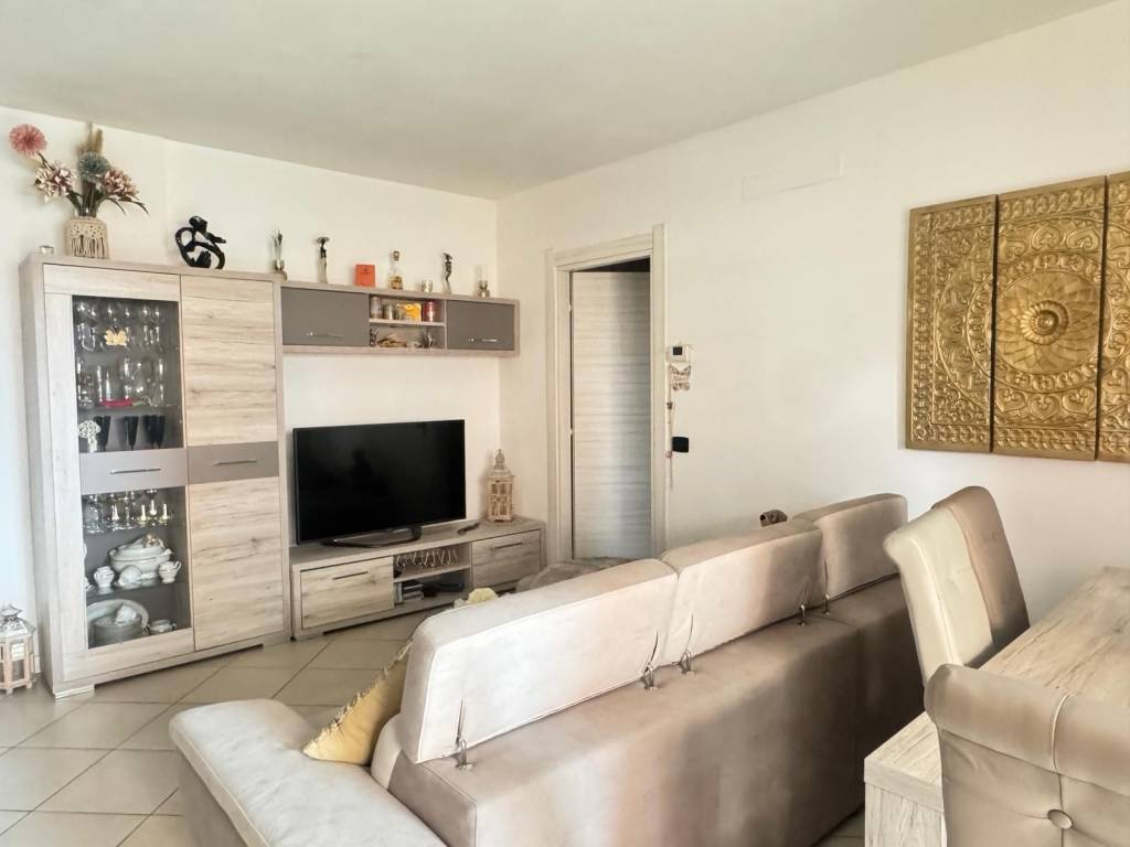 appartamento in vendita a Laveno-Mombello in zona Laveno