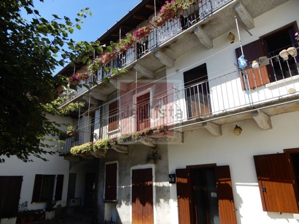 appartamento in vendita a Laveno-Mombello in zona Mombello