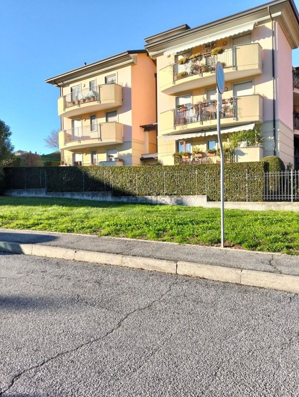 appartamento in vendita a Laveno-Mombello in zona Mombello