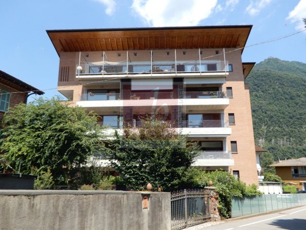 appartamento in vendita a Laveno-Mombello in zona Laveno