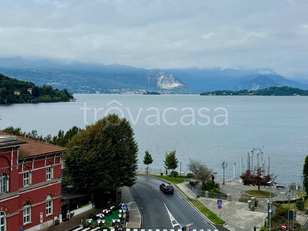 appartamento in vendita a Laveno-Mombello in zona Laveno