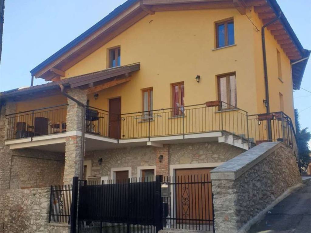 casa indipendente in vendita a Laveno-Mombello in zona Laveno
