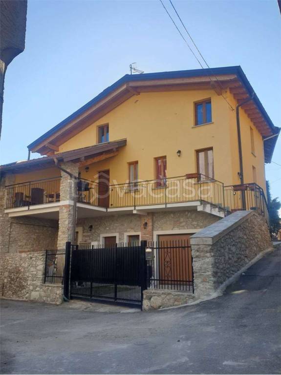 casa indipendente in vendita a Laveno-Mombello in zona Laveno