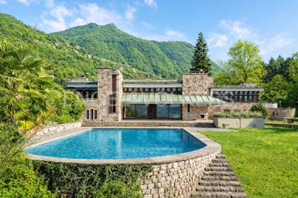 casa indipendente in vendita a Laveno-Mombello in zona Laveno