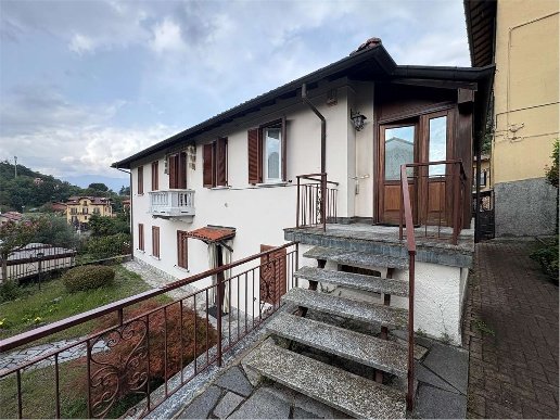 appartamento in vendita a Laveno-Mombello in zona Laveno