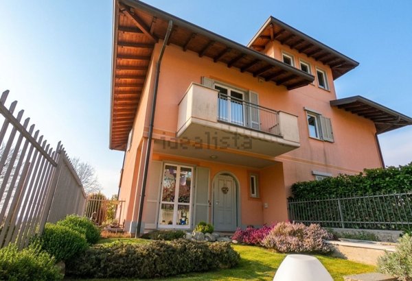 casa indipendente in vendita a Laveno-Mombello in zona Mombello