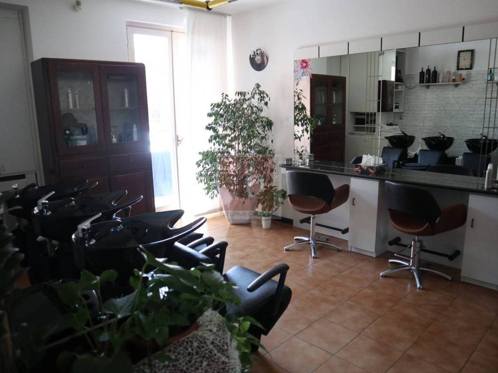 negozio in vendita a Laveno-Mombello in zona Laveno