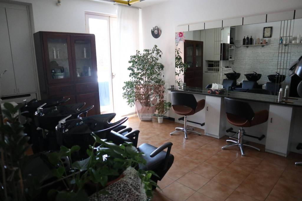 negozio in vendita a Laveno-Mombello in zona Laveno