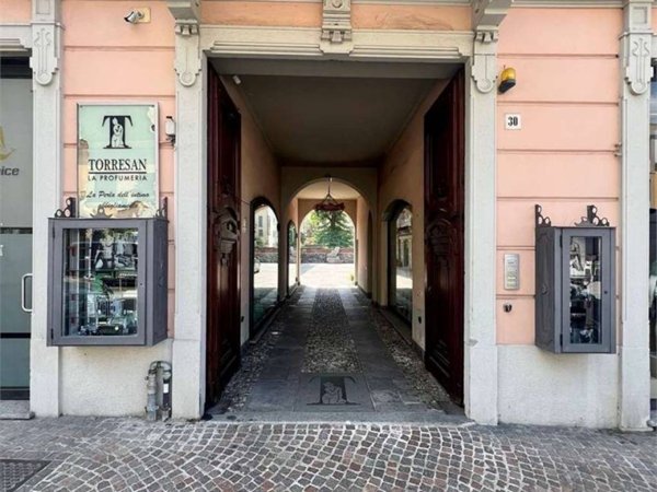 appartamento in vendita a Laveno-Mombello in zona Laveno