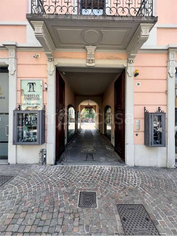appartamento in vendita a Laveno-Mombello in zona Laveno
