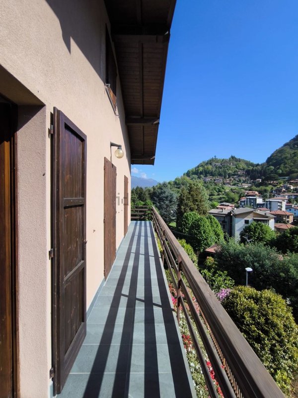 appartamento in vendita a Laveno-Mombello in zona Laveno