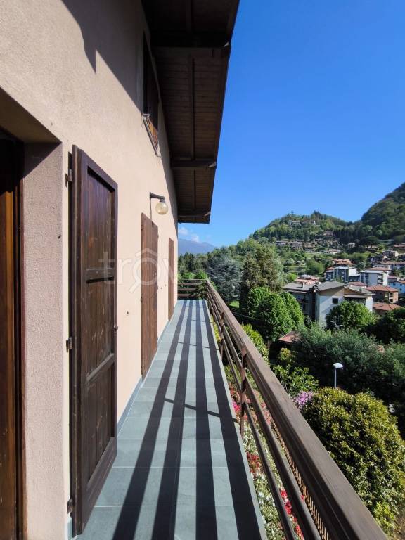 appartamento in vendita a Laveno-Mombello in zona Laveno