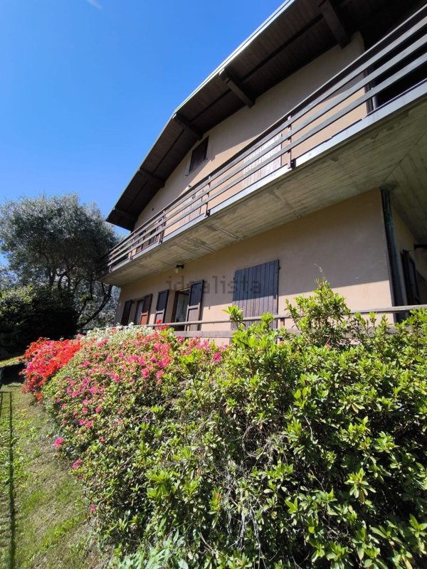 appartamento in vendita a Laveno-Mombello in zona Laveno