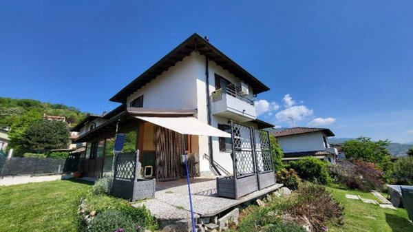 casa indipendente in vendita a Laveno-Mombello in zona Laveno