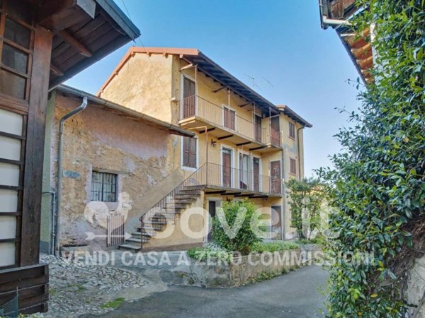 casa indipendente in vendita a Laveno-Mombello in zona Laveno