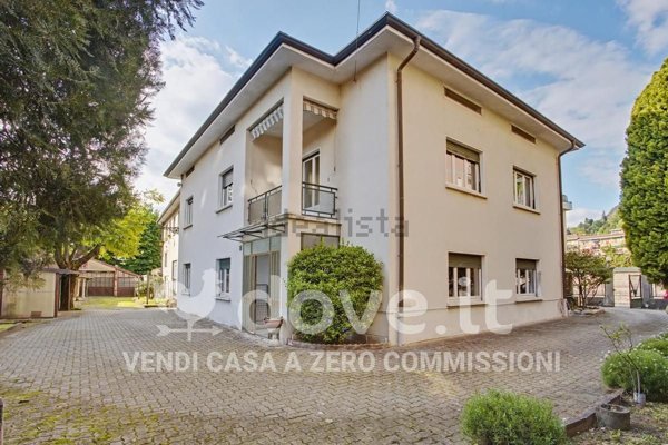 casa indipendente in vendita a Laveno-Mombello in zona Laveno