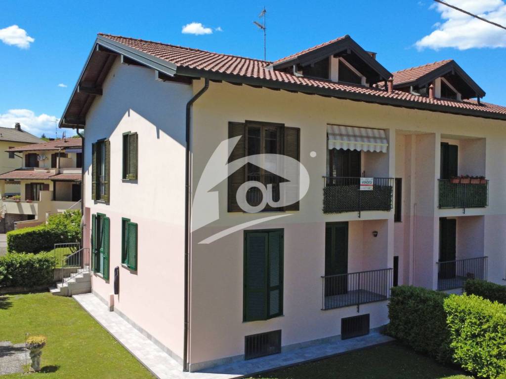 appartamento in vendita a Laveno-Mombello in zona Laveno
