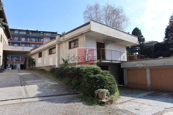 locale commerciale in vendita a Laveno-Mombello