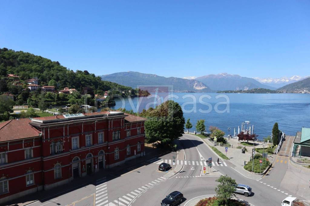 appartamento in vendita a Laveno-Mombello in zona Laveno