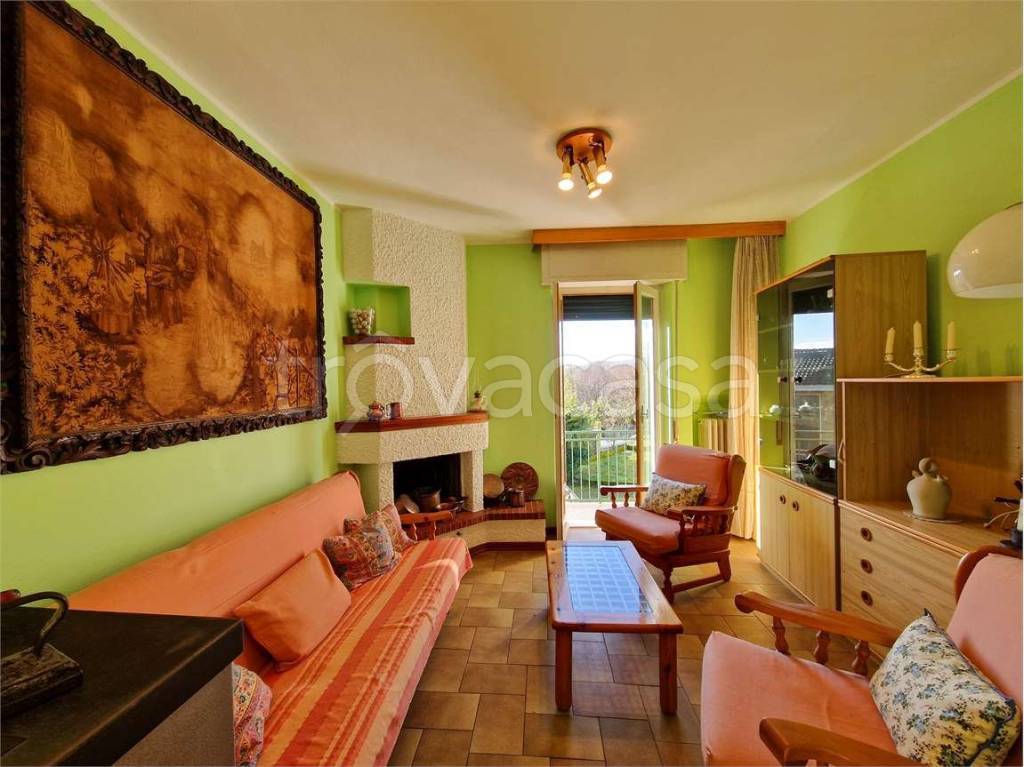 casa indipendente in vendita a Laveno-Mombello in zona Laveno