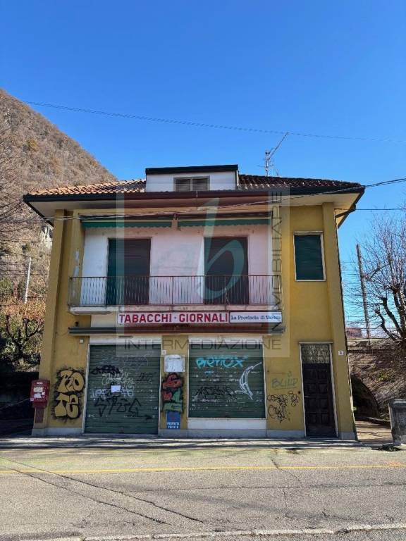 casa indipendente in vendita a Laveno-Mombello in zona Laveno