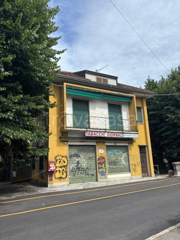 casa indipendente in vendita a Laveno-Mombello in zona Laveno