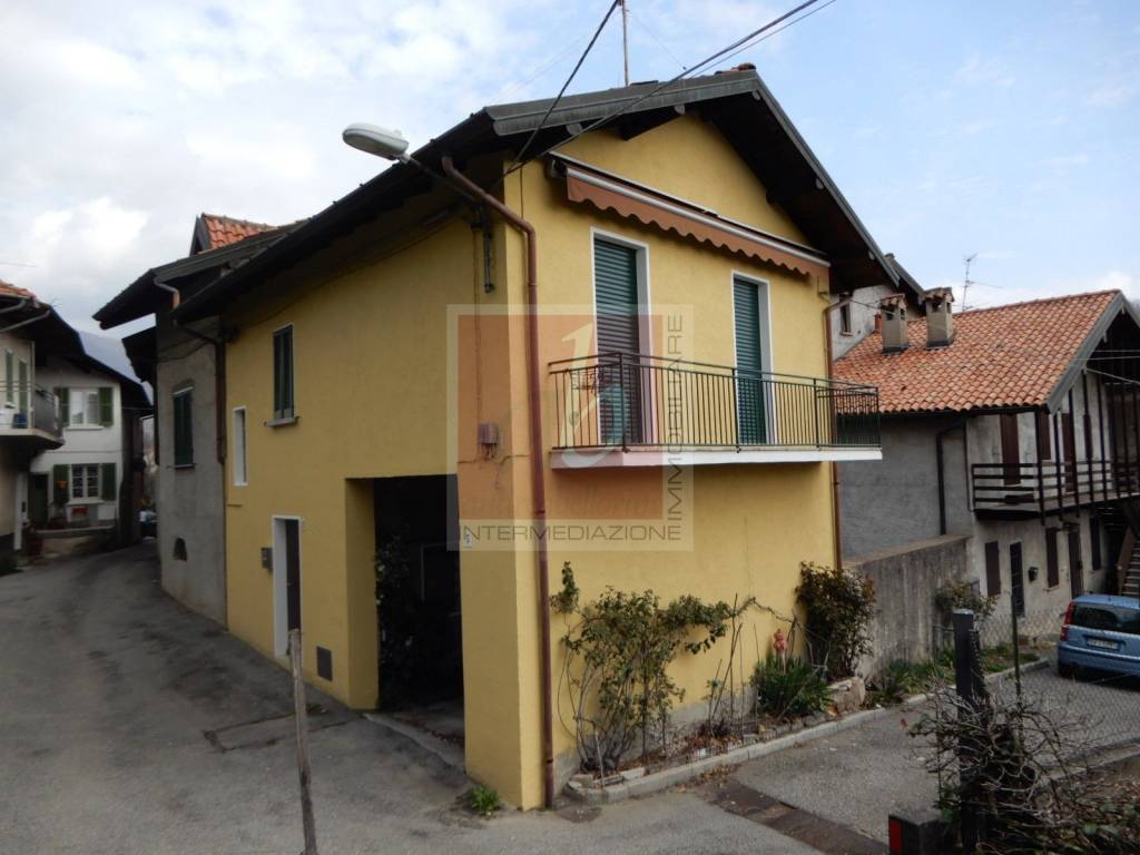casa indipendente in vendita a Laveno-Mombello in zona Mombello