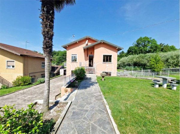 casa indipendente in vendita a Laveno-Mombello in zona Laveno