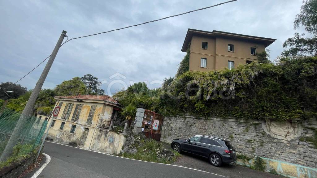 casa indipendente in vendita a Laveno-Mombello in zona Laveno
