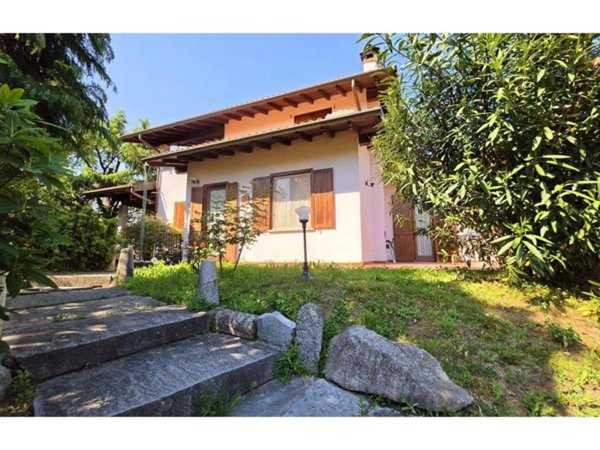 casa indipendente in vendita a Laveno-Mombello in zona Laveno