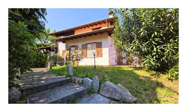 casa indipendente in vendita a Laveno-Mombello in zona Laveno