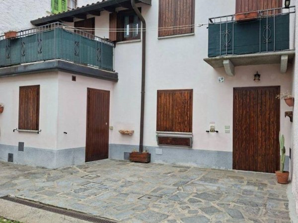 casa indipendente in vendita a Laveno-Mombello in zona Laveno