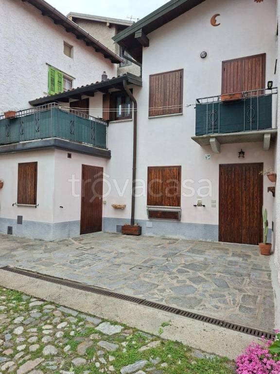 casa indipendente in vendita a Laveno-Mombello in zona Laveno