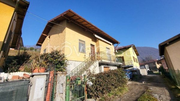 casa indipendente in vendita a Laveno-Mombello in zona Laveno