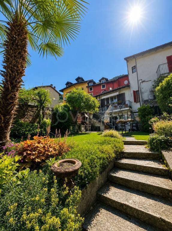 casa indipendente in vendita a Laveno-Mombello in zona Laveno