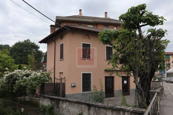 casa indipendente in vendita a Laveno-Mombello in zona Laveno