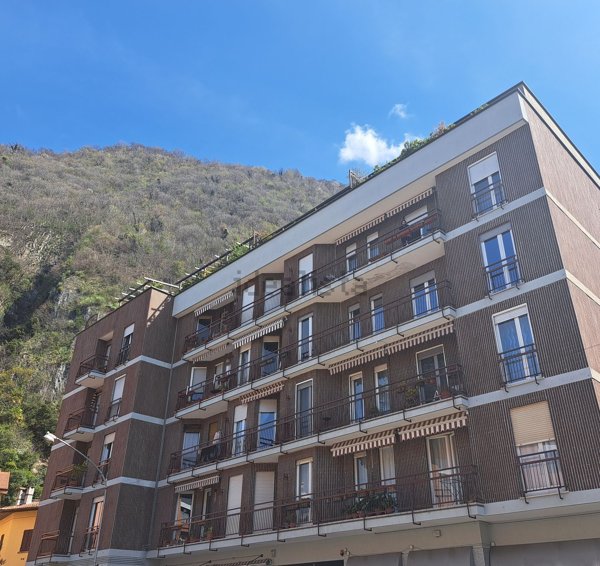 appartamento in vendita a Laveno-Mombello in zona Laveno