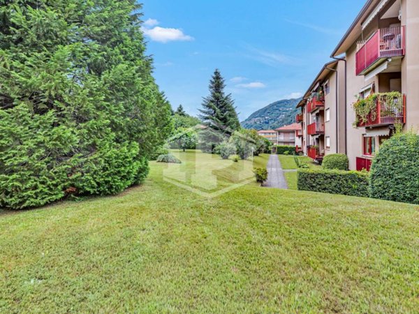 appartamento in vendita a Laveno-Mombello in zona Laveno