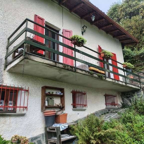 casa indipendente in vendita a Laveno-Mombello in zona Casere