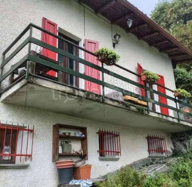 casa indipendente in vendita a Laveno-Mombello in zona Casere