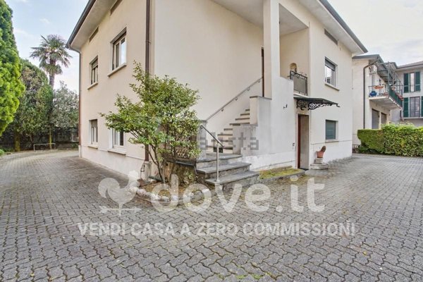 casa indipendente in vendita a Laveno-Mombello in zona Brugnolo