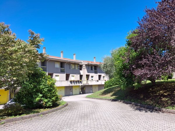 casa indipendente in vendita a Laveno-Mombello in zona Corte