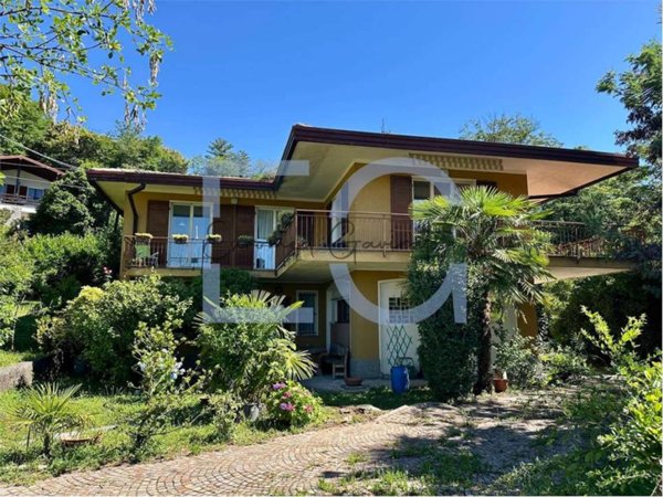 casa indipendente in vendita a Laveno-Mombello in zona Mombello