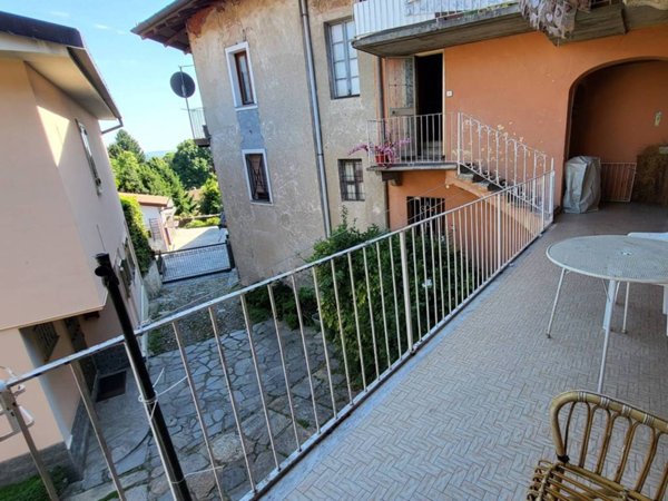 appartamento in vendita a Laveno-Mombello in zona Corte