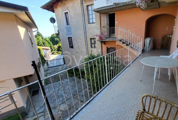 appartamento in vendita a Laveno-Mombello in zona Corte