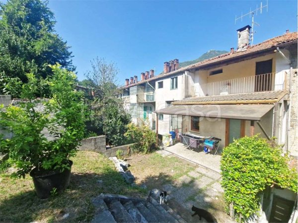 casa indipendente in vendita a Laveno-Mombello in zona Brugnolo